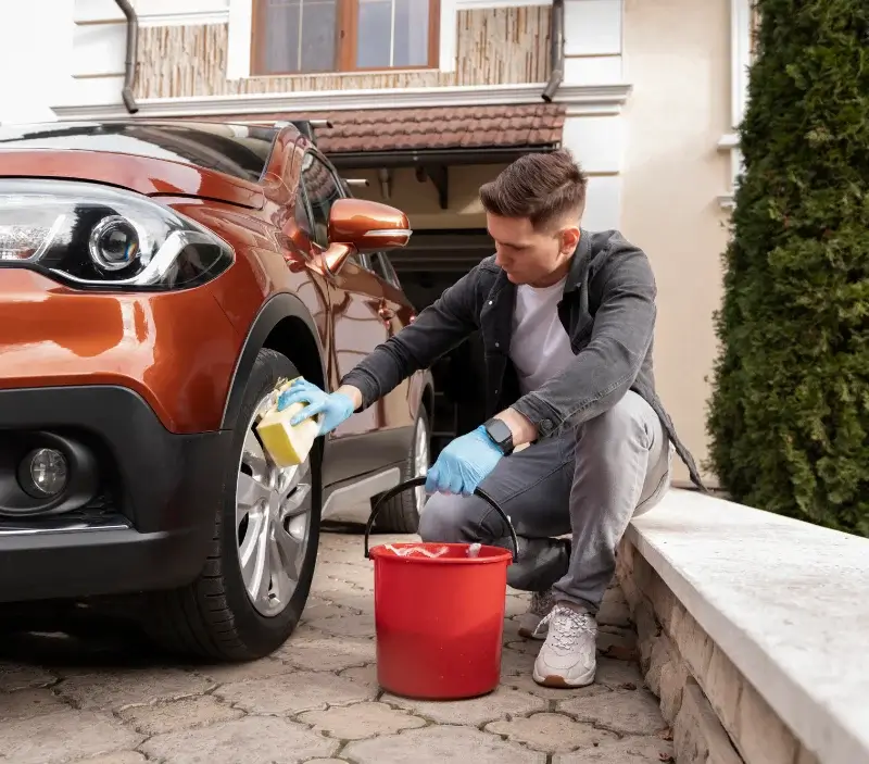Lavage auto à domicile Rahart : professionnel intervenant sur un véhicule
